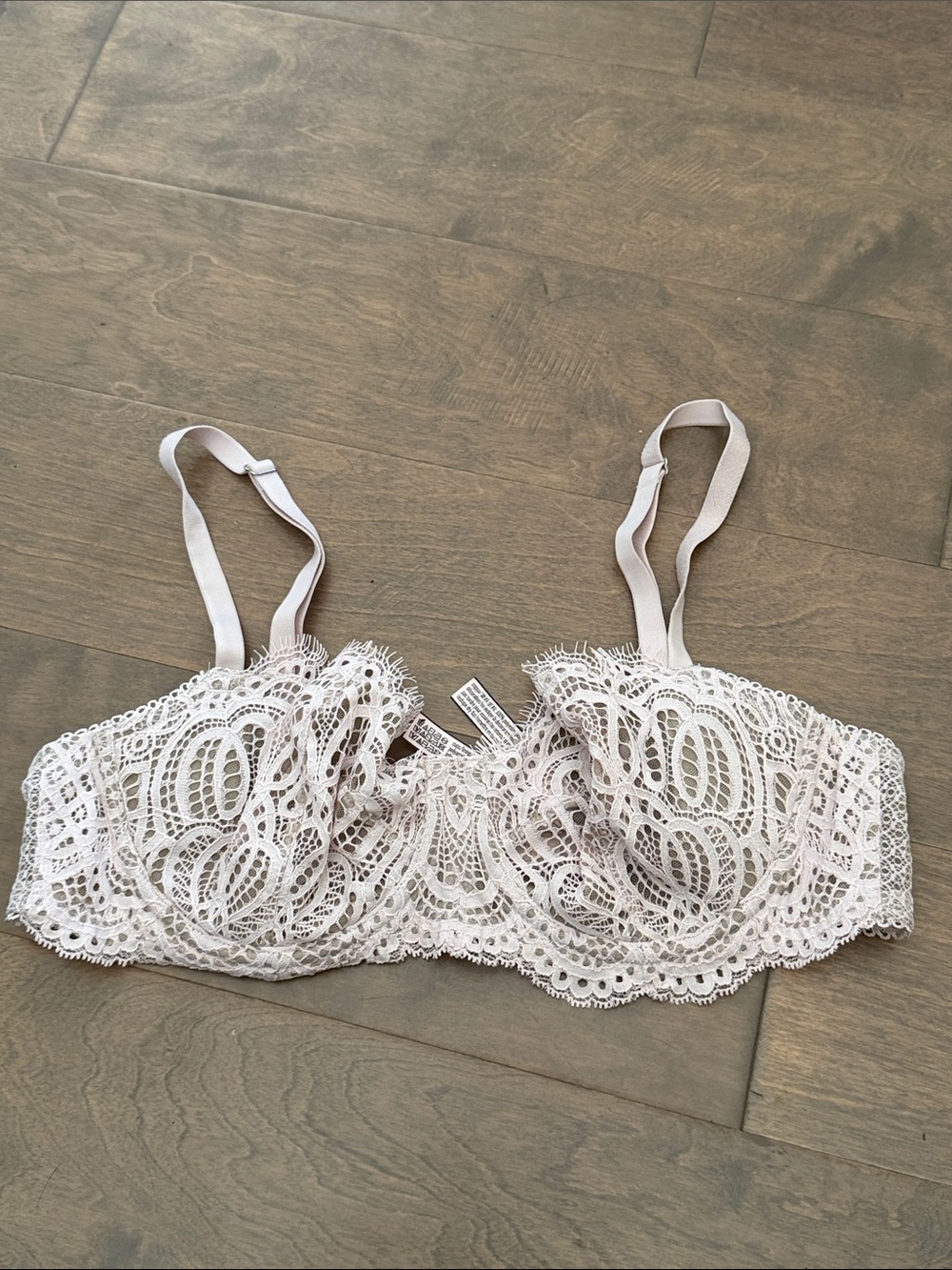 Victoria's Secret Lace Underwire Bra in Light Pink